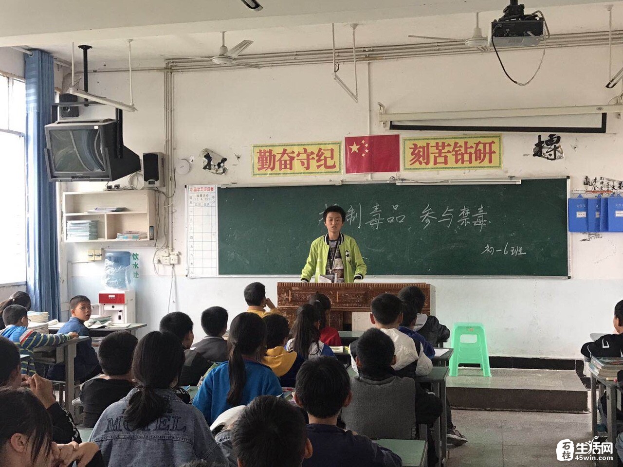 西沱中学开展"抵制毒品 参与禁毒"主题班会活动