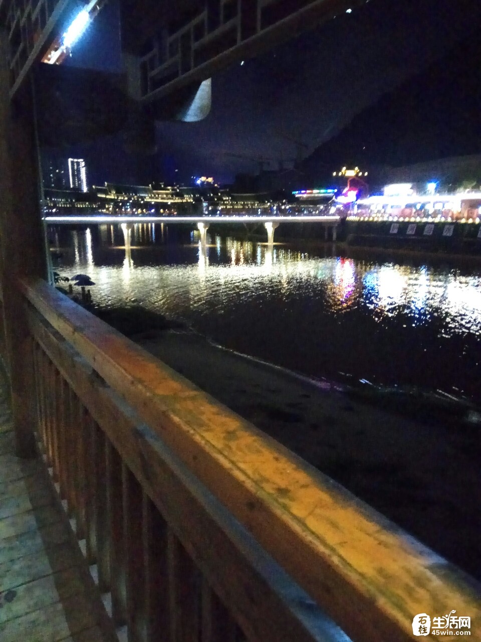 滨河公园吊桥,石柱的夜景永远都是那么美.