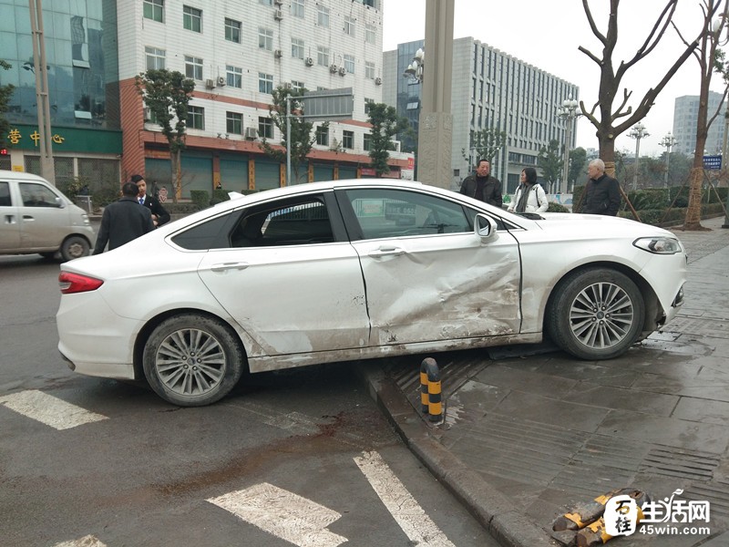 石柱书香庭院路口出租车与小车相撞,出租车车头都撞脱落了