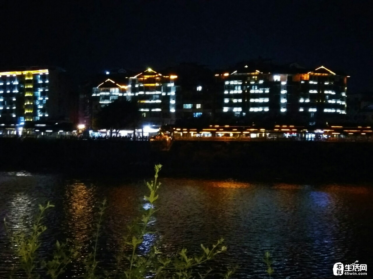 美丽的石柱夜景,漫步旗山公园风雨廊桥,民间艺人们舞姿翩翩,歌声优扬