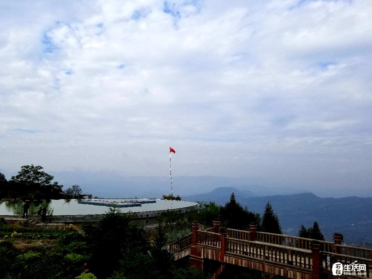 打卡石柱网红景点"天空之镜"