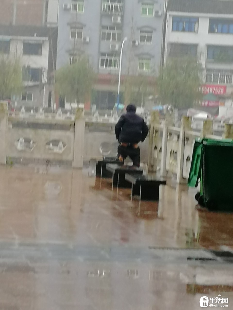 这个人天天在猪市坝梯子上的滨河坝坝随地大小便!