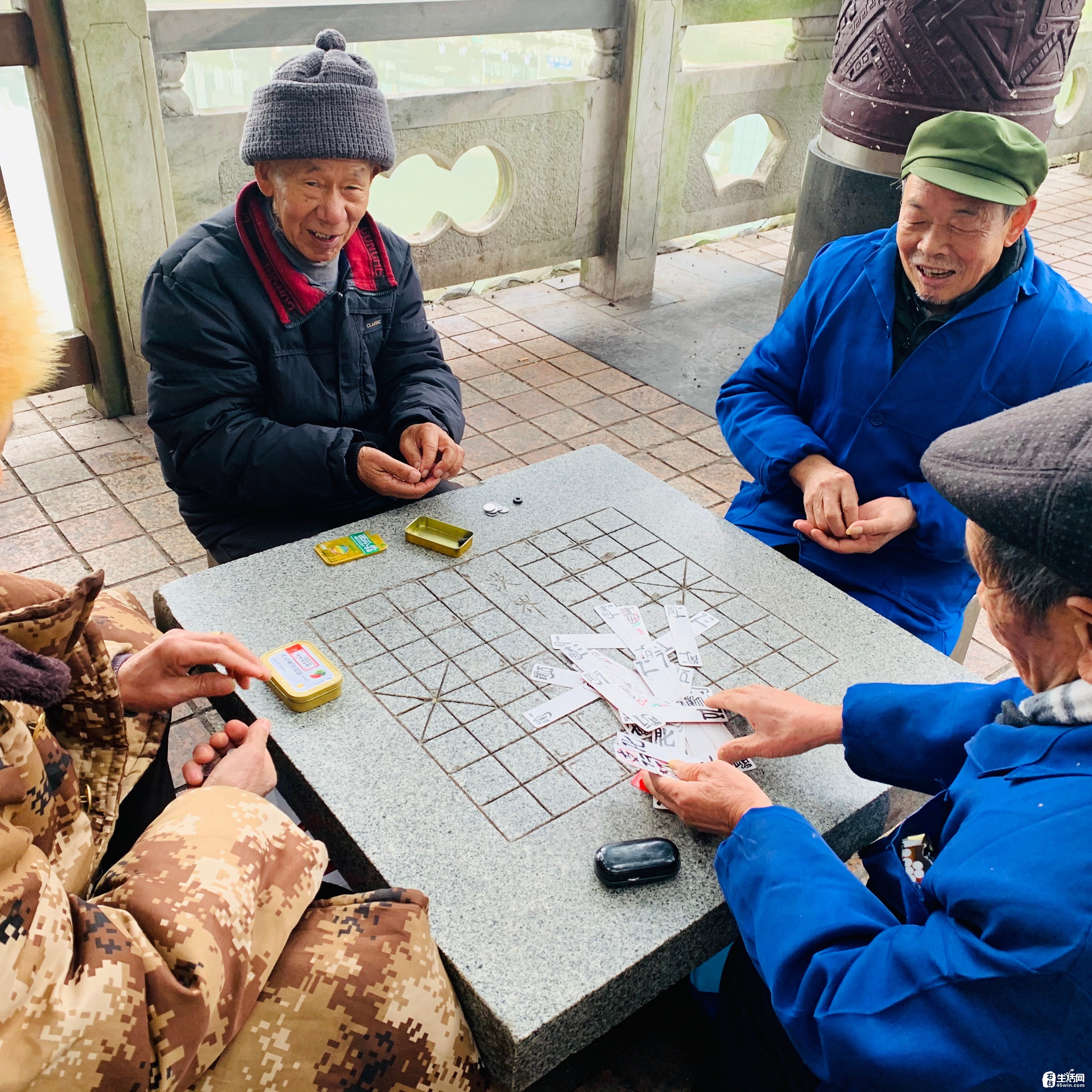 他们居然在公众场合公然打牌!