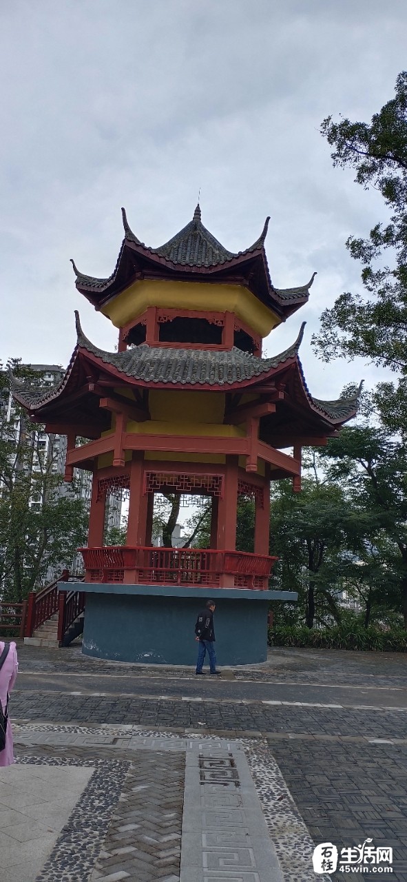 首次去太白巖公園印象大打折扣可能因雨天緣故遍地落葉垃圾未得到清理